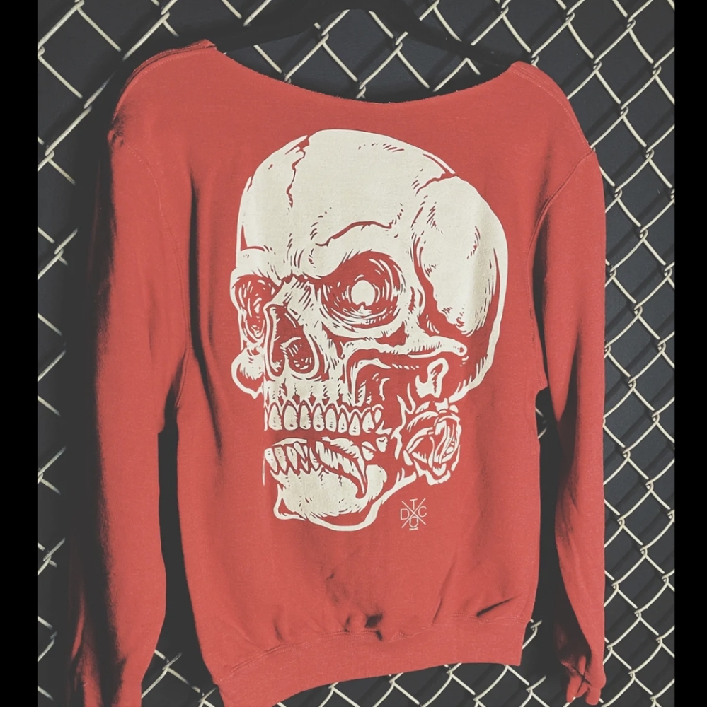 Wide neck skull roses sweatshirt with pocket